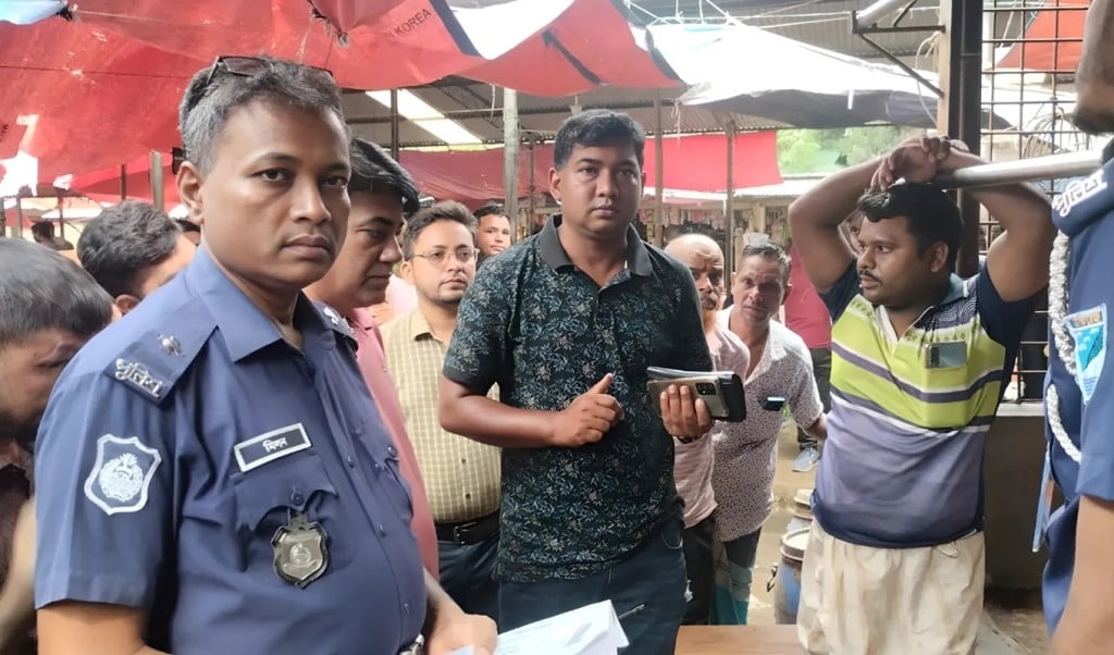 টাঙ্গাইলে কসাইখানায় গর্ভে বাচ্চাসহ গরু জবাই ৫০ হাজার টাকা জরিমানা 1747374694 টাঙ্গাইলে কসাইখানায় গর্ভে বাচ্চাসহ গরু জবাই, ৫০ হাজার টাকা জরিমানা