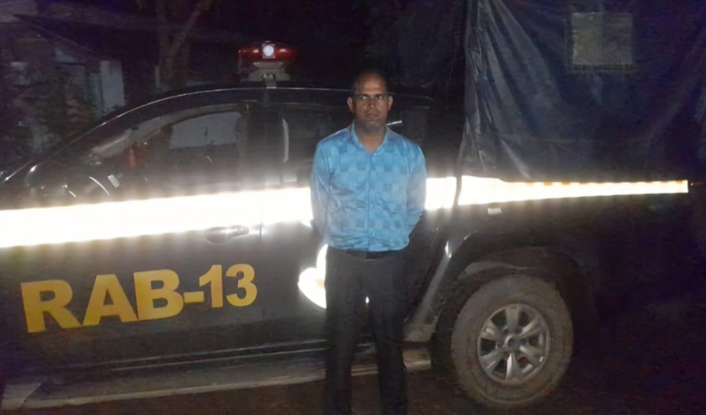 ট্রাক আটকে চাঁদাবাজির সময় সেনাবাহিনীর হাতে এনসিপি নেতা গ্রেপ্তার 1748586245 ট্রাক আটকে চাঁদাবাজির সময় সেনাবাহিনীর হাতে এনসিপি নেতা গ্রেপ্তার
