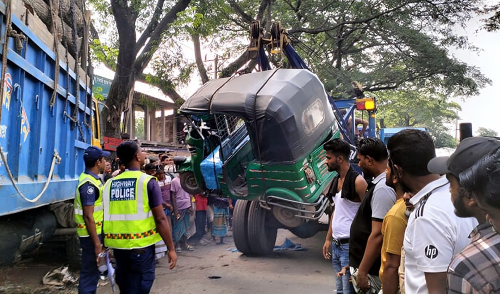 ট্রাক ঢুকে দুই জন নিহত 1747975265 ভৈরবে বাজারে ট্রাক ঢুকে দুই জন নিহত, আহত ১০