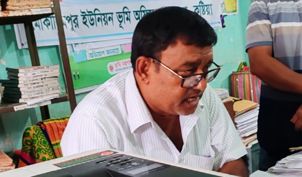 তহশিলদারের বিরুদ্ধে ঘুষ বাণিজ্যের অভিযোগ খাজনা না দিতে পেরে আটকে আছে মেয়ের বিয়ে 1748703018 তহশিলদারের বিরুদ্ধে ঘুষ-বাণিজ্যের অভিযোগ, খাজনা না দিতে পেরে আটকে আছে মেয়ের বিয়ে