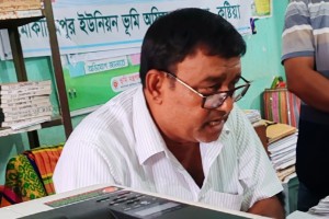 তহশিলদারের বিরুদ্ধে ঘুষ-বাণিজ্যের অভিযোগ, খাজনা না দিতে পেরে আটকে আছে মেয়ের বিয়ে
