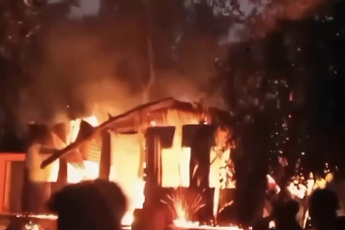 শিক্ষার্থী সাম্য হত্যার ঘটনায় তামিমের বাড়িতে অগ্নিসংযোগ