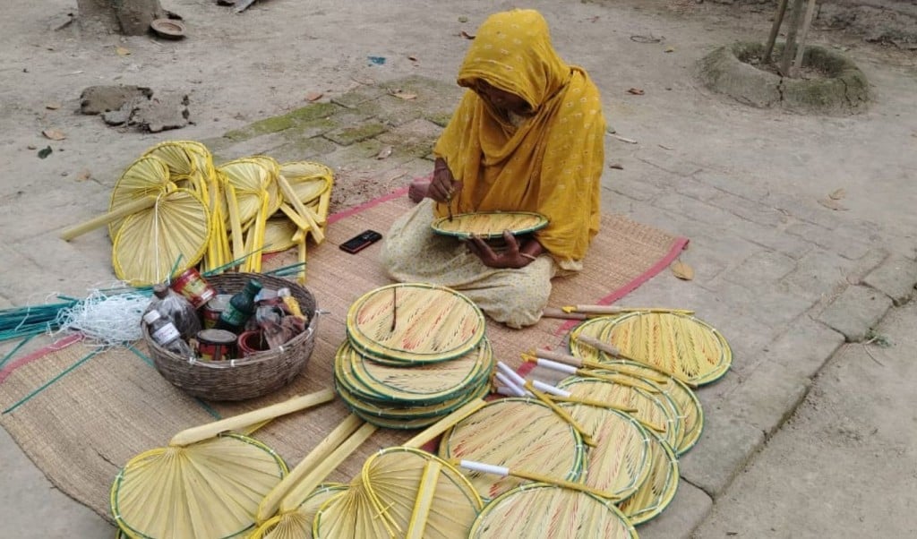 তীব্র গরমে কদর বেড়েছে হাতপাখার ব্যস্ত পাখা তৈরির কারিগররা 1747225609 তীব্র গরমে কদর বেড়েছে হাতপাখার, ব্যস্ত পাখা তৈরির কারিগররা