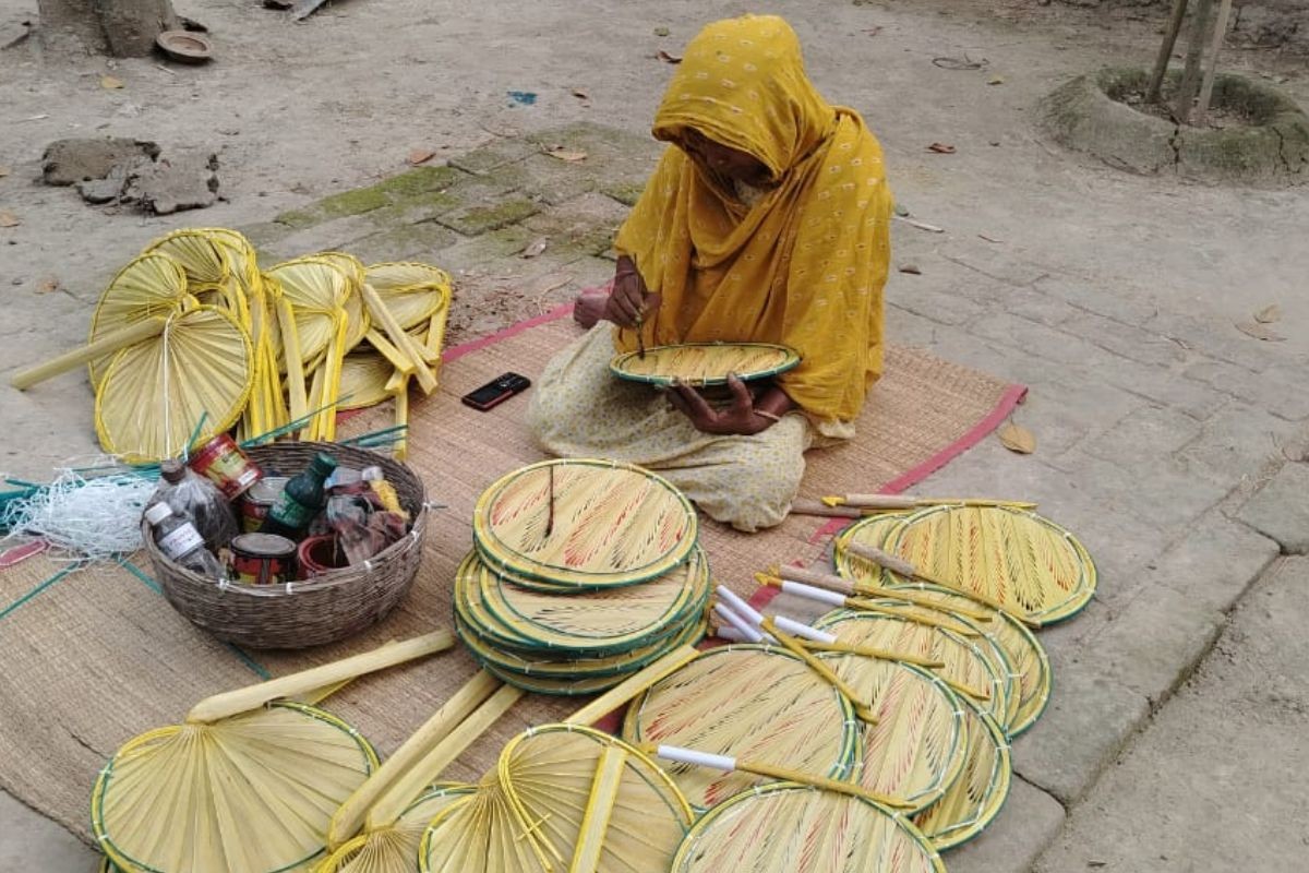 তীব্র গরমে কদর বেড়েছে হাতপাখার, ব্যস্ত পাখা তৈরির কারিগররা