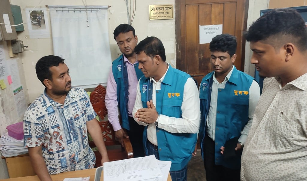 দালাল আর টাকা ছাড়া কাজ হয় না পাবনা বিআরটিএ কার্যালয়ে দুদকের অভিযানে 1746676372 দালাল আর টাকা ছাড়া কাজ হয় না পাবনা বিআরটিএ কার্যালয়ে, দুদকের অভিযান