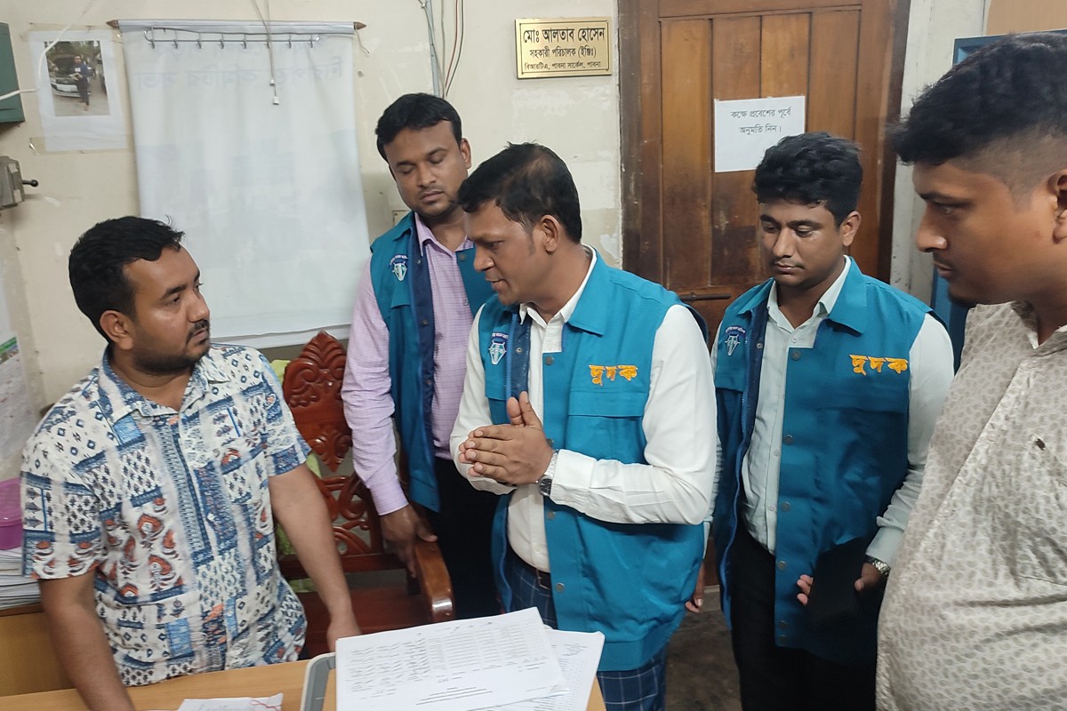 দালাল আর টাকা ছাড়া কাজ হয় না পাবনা বিআরটিএ কার্যালয়ে, দুদকের অভিযান