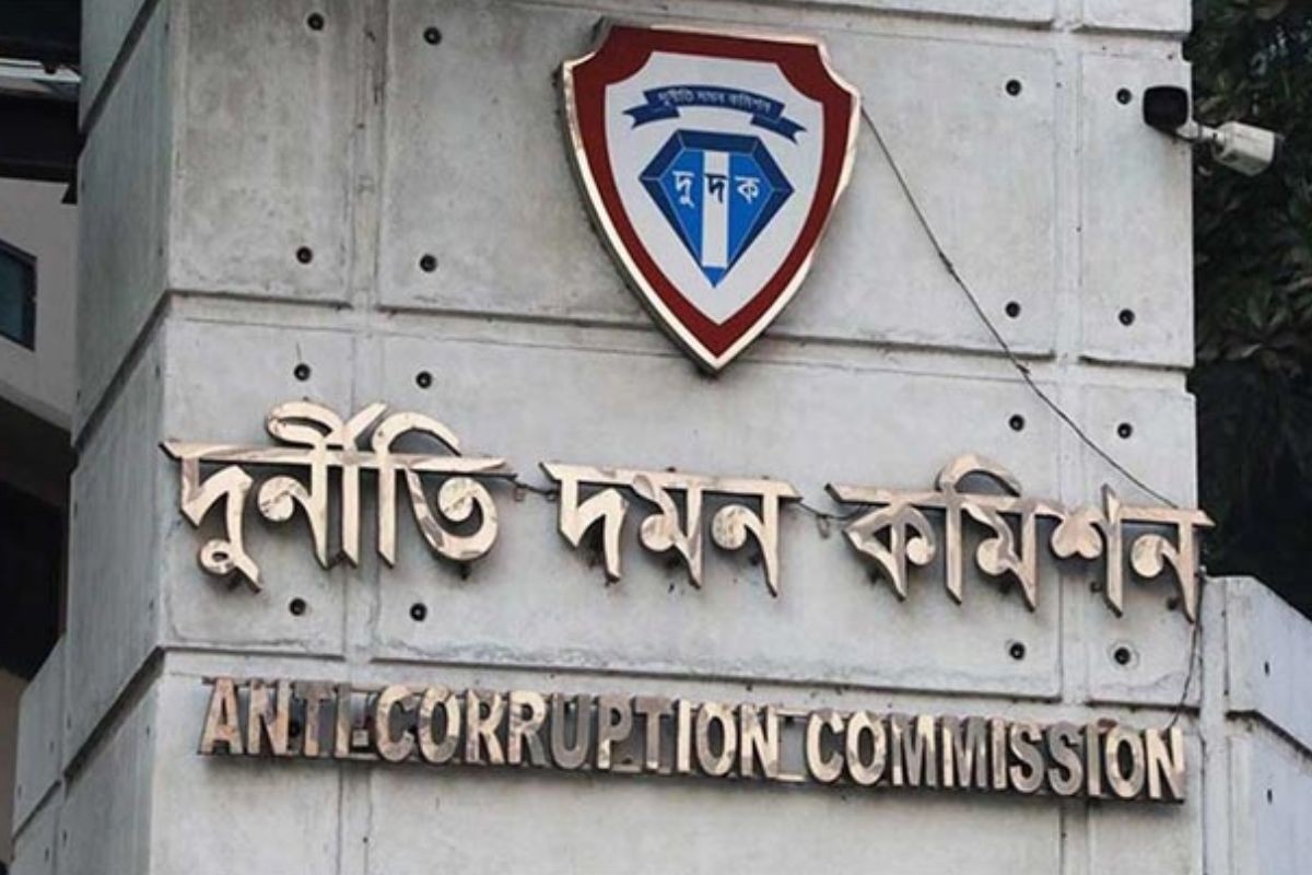 দুদকের সাবেক ৩ চেয়ারম্যানের বিরুদ্ধে মামলা