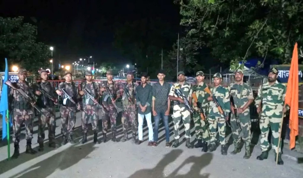 ধরে নেওয়া দুই বাংলাদেশিকে ফেরত দিয়েছে বিএসএফ 3 ধরে নেওয়া দুই বাংলাদেশিকে ফেরত দিয়েছে বিএসএফ 1746241811 ধরে নেওয়া দুই বাংলাদেশিকে ফেরত দিয়েছে বিএসএফ