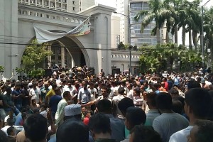 নগর ভবন ব্লকেড, উপদেষ্টা আসিফের পদত্যাগ দাবি