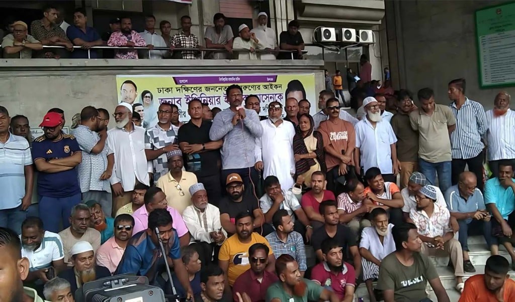 নগর ভবনের সামনে আজও ইশরাক সমর্থকদের বিক্ষোভ 1748504039 নগর ভবনের সামনে আজও ইশরাক সমর্থকদের বিক্ষোভ