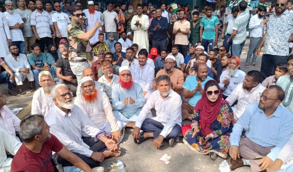 নগর ভবনের সামনে ইশরাক সমর্থকদের বিক্ষোভ যানজটে নাকাল চলতি পথের যাত্রী 1748342352 নগর ভবনের সামনে ইশরাক সমর্থকদের বিক্ষোভ, যানজটে নাকাল চলতি পথের যাত্রী