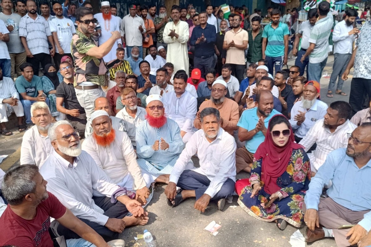 নগর ভবনের সামনে ইশরাক সমর্থকদের বিক্ষোভ, যানজটে নাকাল চলতি পথের যাত্রী