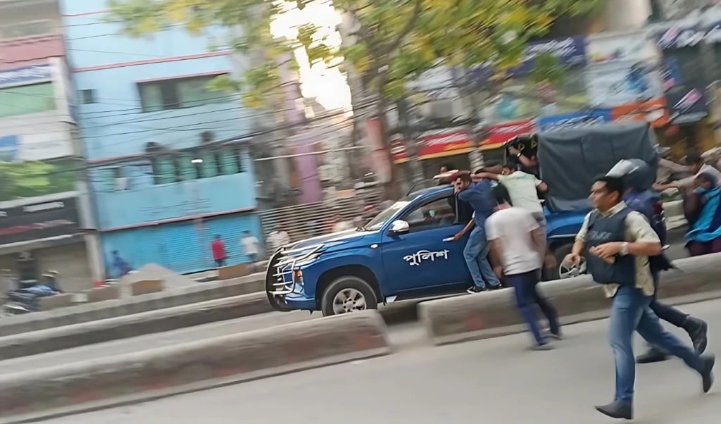 নারায়ণগঞ্জে আইভীকে গ্রেপ্তার করে নেয়ার পথে পুলিশের গাড়িবহরে হামলা 1746764384 নারায়ণগঞ্জে আইভীকে গ্রেপ্তার করে নেয়ার পথে পুলিশের গাড়িবহরে হামলা