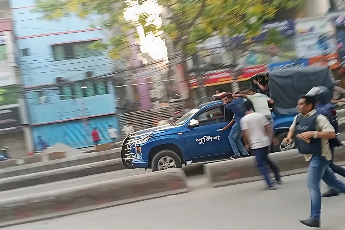 নারায়ণগঞ্জে আইভীকে গ্রেপ্তার করে নেয়ার পথে পুলিশের গাড়িবহরে হামলা