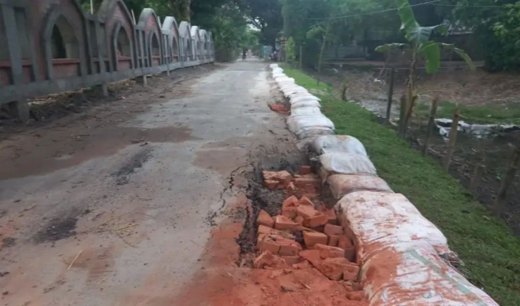 নির্মাণের ১৫ দিনেই দেবে গেল সড়ক দায় এড়াচ্ছে ঠিকাদার ও এলজিইডি 1748083989 নির্মাণের ১৫ দিনেই দেবে গেল সড়ক, দায় এড়াচ্ছে ঠিকাদার ও এলজিইডি!