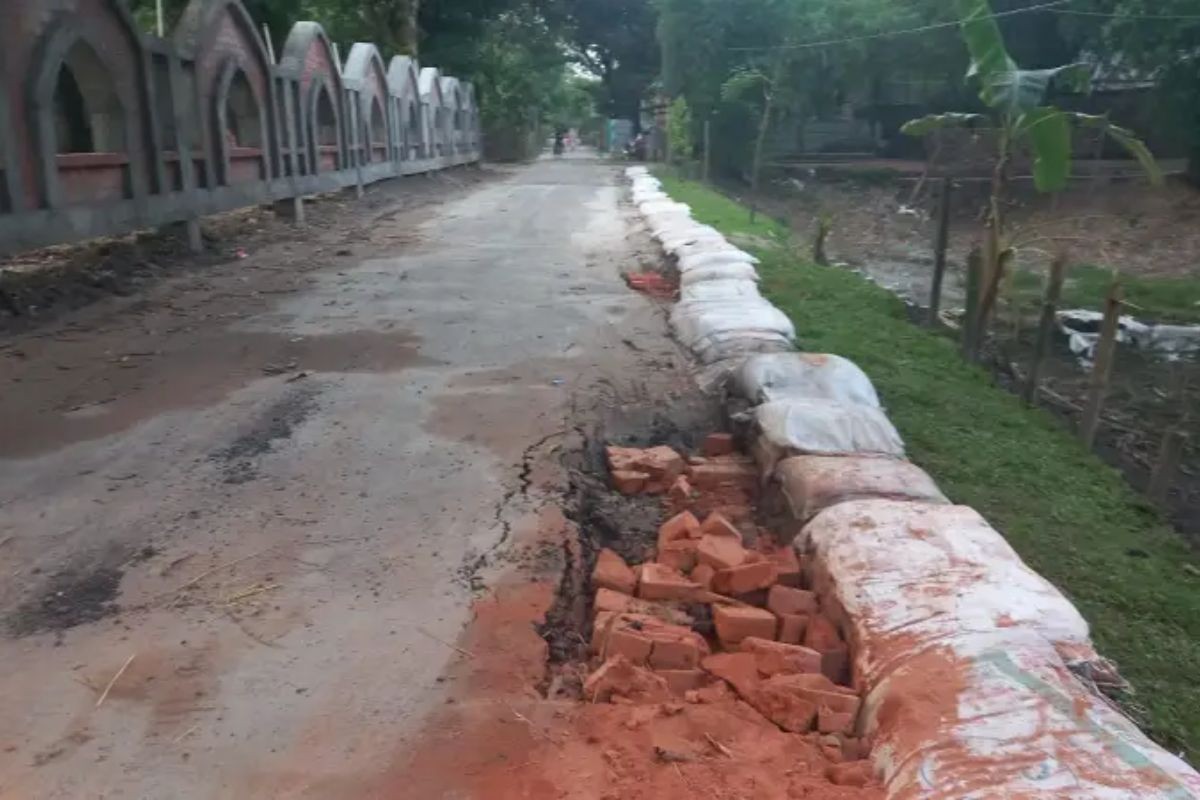 নির্মাণের ১৫ দিনেই দেবে গেল সড়ক, দায় এড়াচ্ছে ঠিকাদার ও এলজিইডি!