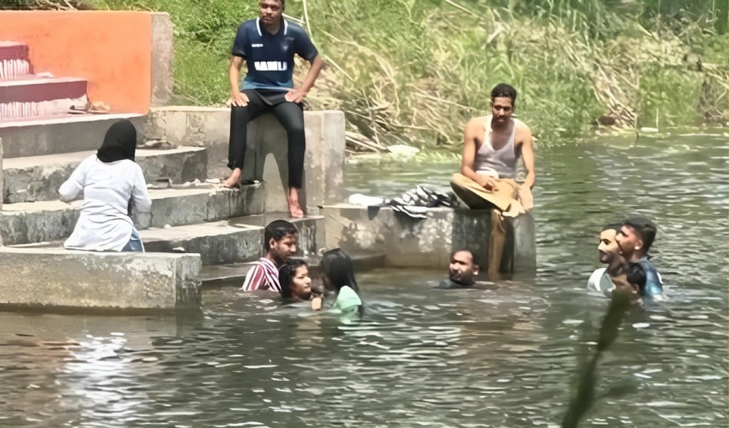 নোবিপ্রবিতে ছাত্র ছাত্রীদের একসাথে গোসলের দৃশ্য ভাইরাল তদন্ত কমিটি গঠন 1746070372 নোবিপ্রবিতে ছাত্র-ছাত্রীদের একসাথে গোসলের দৃশ্য ভাইরাল: তদন্ত কমিটি গঠন