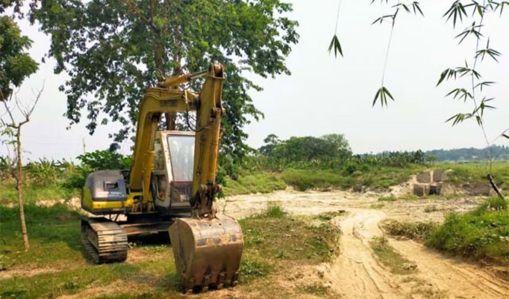 পড়ে আছে ভেকু 1747131382 গড়াই নদী তীরের মাটি যাচ্ছে ইটভাটায়, হুমকিতে ৪০টি পরিবার ও গ্রাম রক্ষা বাঁধ