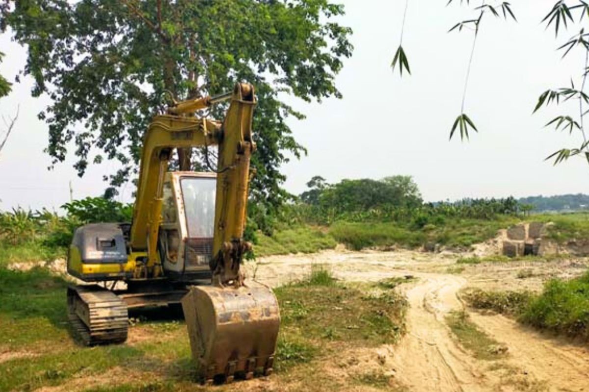 গড়াই নদী তীরের মাটি যাচ্ছে ইটভাটায়, হুমকিতে ৪০টি পরিবার ও গ্রাম রক্ষা বাঁধ