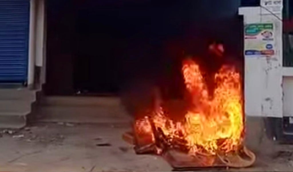 পলাশবাড়ীতে আওয়ামী লীগ কার্যালয়ে হামলা ভাঙচুর আগুন 1746890143 গাইবান্ধায় আ. লীগ কার্যালয়ে হামলা-ভাঙচুর, আগুন