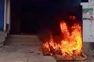 গাইবান্ধায় আ. লীগ কার্যালয়ে হামলা-ভাঙচুর, আগুন