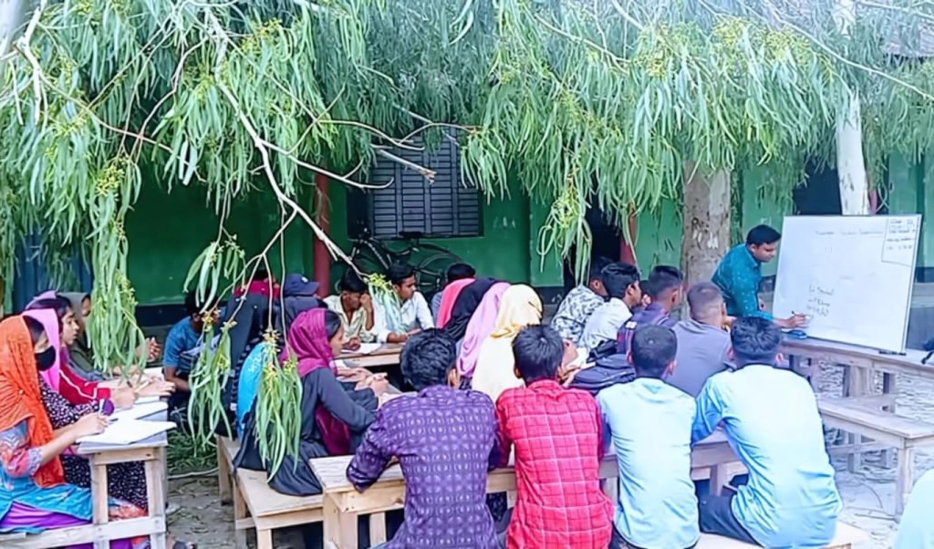 পলাশবাড়ীতে ঝড়ে বিধ্বস্ত কলেজ খোলা আকাশই এখন ক্লাসরুম 1747646967 পলাশবাড়ীতে ঝড়ে বিধ্বস্ত কলেজ, সামনে পরীক্ষা—খোলা আকাশই এখন ক্লাসরুম
