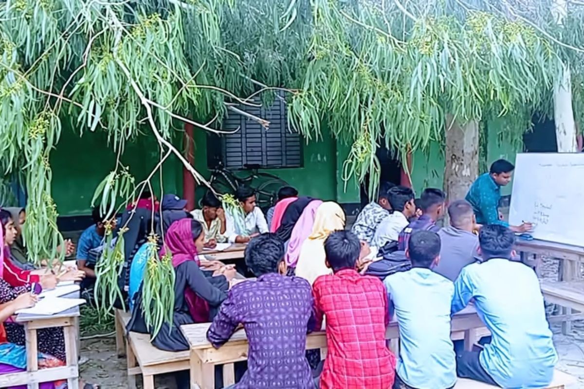 পলাশবাড়ীতে ঝড়ে বিধ্বস্ত কলেজ, সামনে পরীক্ষা—খোলা আকাশই এখন ক্লাসরুম