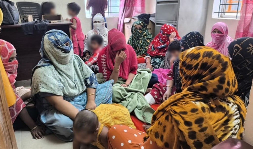 পাটগ্রাম সীমান্তে পুশইনের শিকার নারী ও শিশুরা। 1747910580 এক রাতে ৬ জেলার সীমান্ত দিয়ে ১০৫ জনকে পুশ-ইন করল বিএসএফ