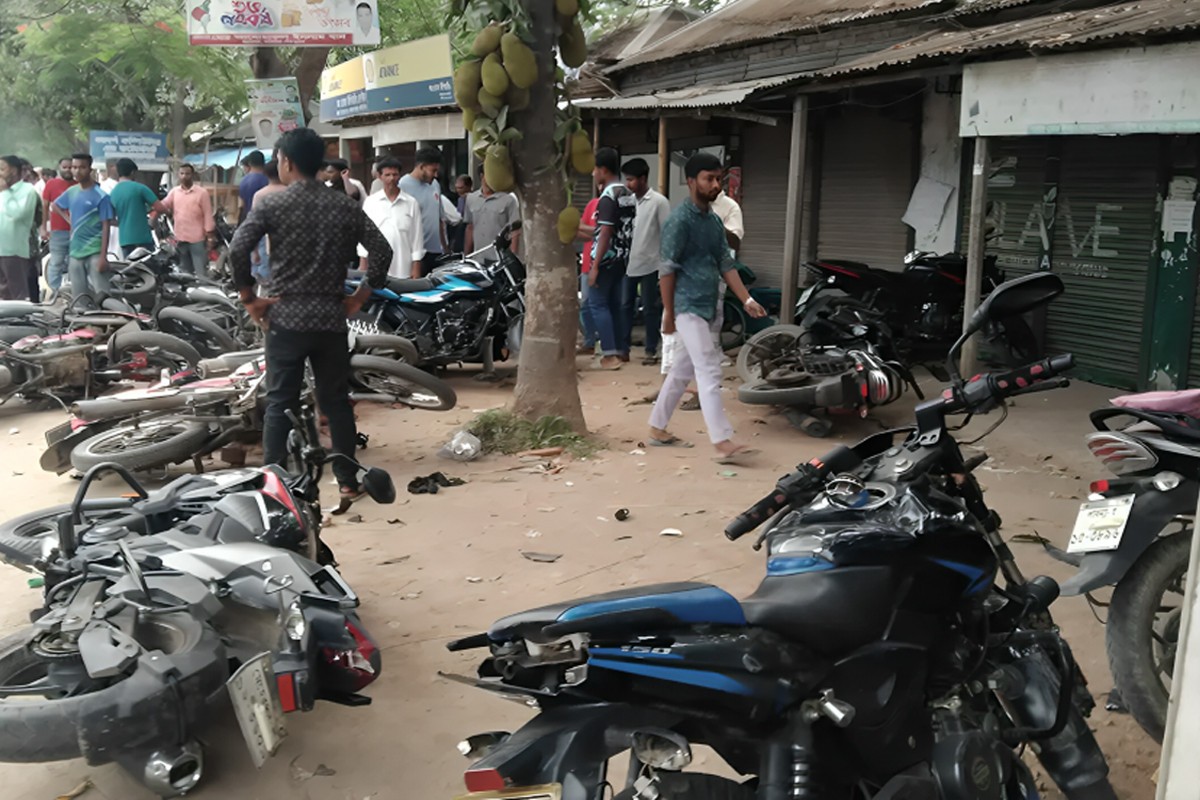 পাবনায় মানেজিং কমিটির নির্বাচন নিয়ে বিএনপি-জামায়াত সংঘর্ষ, আহত ৩০