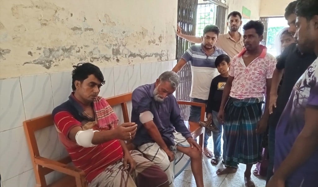 পাবনায় ৮ কৃষককে পিটিয়ে আহত করে গরু জবাই করে ‘পিকনিক 1748264290 পাবনায় ৮ কৃষককে পিটিয়ে আহত, গরু জবাই করে ‘পিকনিক’
