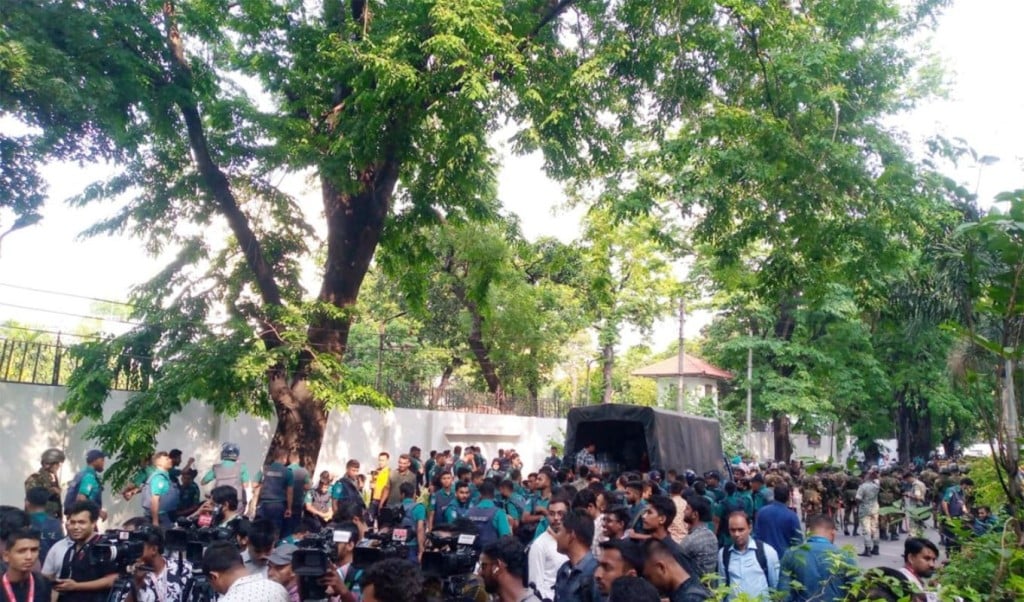 পুলিশি হামলার পর কাকরাইলে অবস্থান যমুনায় গেলেন জবি উপাচার্য ও ট্রেজারার 1747226722 পুলিশি হামলার পর কাকরাইলে অবস্থান, যমুনায় গেলেন জবি উপাচার্য ও ট্রেজারার