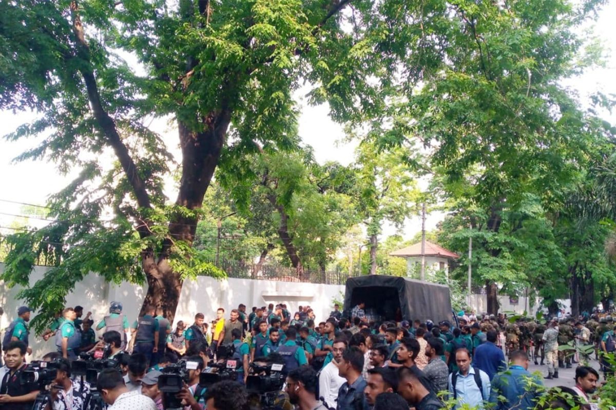 পুলিশি হামলার পর কাকরাইলে অবস্থান, যমুনায় গেলেন জবি উপাচার্য ও ট্রেজারার