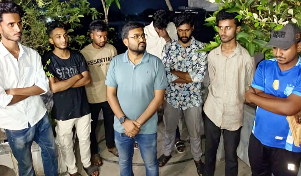 পুলিশে সোপর্দ 1747291145 বৈষম্যবিরোধী আন্দোলনের নেতা পরিচয়ে চাঁদা নিতে এসে ৮ যুবক আটক