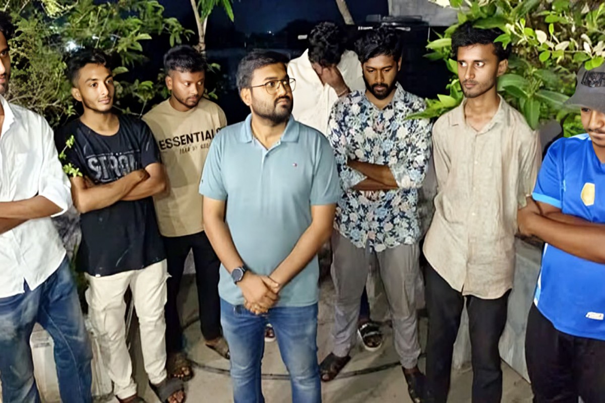 বৈষম্যবিরোধী আন্দোলনের নেতা পরিচয়ে চাঁদা নিতে এসে ৮ যুবক আটক