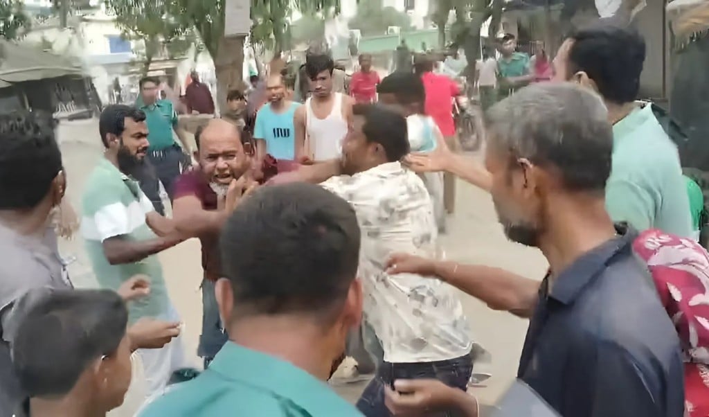 পুলিশের উপস্থিতিতেই দুই পক্ষের সংঘর্ষ গুলিবিদ্ধসহ আহত ৪ 1746366051 পুলিশের উপস্থিতিতেই দুই পক্ষের সংঘর্ষ, গুলিবিদ্ধসহ আহত ৪