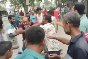 পুলিশের উপস্থিতিতেই দুই পক্ষের সংঘর্ষ, গুলিবিদ্ধসহ আহত ৪