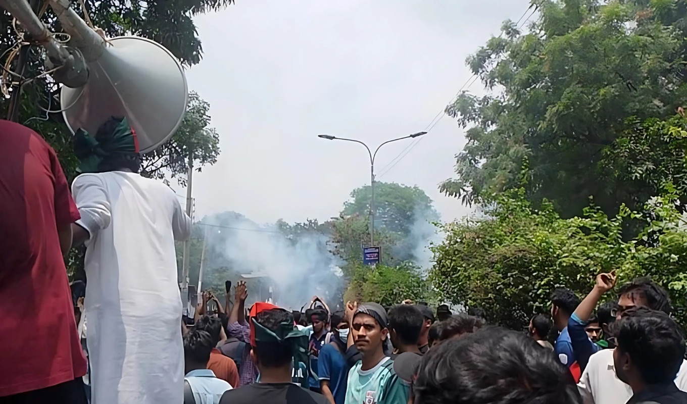 পুলিশের টিয়ারগ্যাস সাউণ্ড গ্রেনেড নিক্ষেপে ছত্রভঙ্গ জবি শিক্ষার্থীদের লংমার্চ আহত ৬ 1747207992 ছত্রভঙ্গ করতে জবি শিক্ষার্থীদের লংমার্চে পুলিশের টিয়ারগ্যাস-সাউন্ড গ্রেনেড নিক্ষেপ, আহত ৬