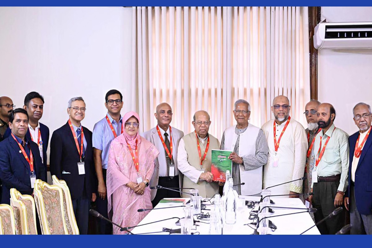 প্রধান উপদেষ্টার নিকট স্বাস্থ্যখাত সংস্কার কমিশনের প্রতিবেদন জমা