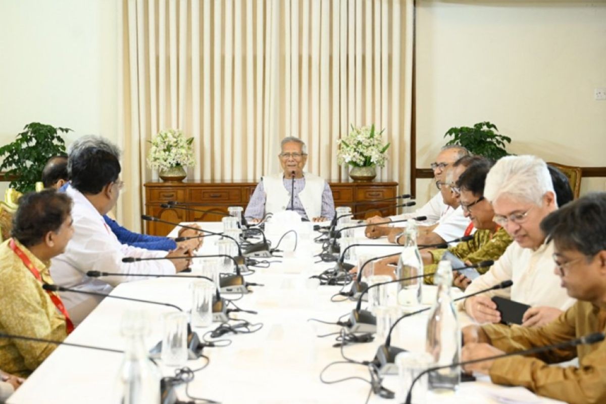 প্রধান উপদেষ্টার সঙ্গে রাজনৈতিক দলের প্রতিনিধিদের বৈঠক চলছে