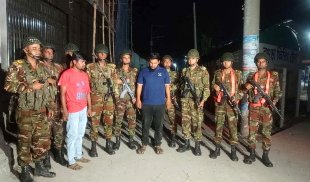 বগুড়ায় সেনাবাহিনীর ফাঁদে ধরা ‘চাকরি ব্যবসায়ী প্রতারকচক্রের দুই সদস্য 1746370345 বগুড়ায় সেনাবাহিনীর ফাঁদে ধরা ‘চাকরি ব্যবসায়ী’ প্রতারকচক্রের দুই সদস্য