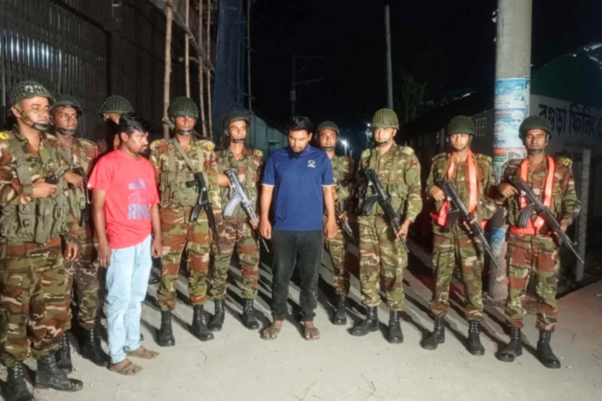 বগুড়ায় সেনাবাহিনীর ফাঁদে ধরা ‘চাকরি ব্যবসায়ী’ প্রতারকচক্রের দুই সদস্য