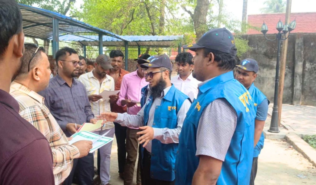 বগুড়ার বিআরটিএ অফিসে 1746620098 দালালচক্রের দৌরাত্ম্য, বগুড়ায় বিআরটিএ অফিসে দুদকের অভিযান