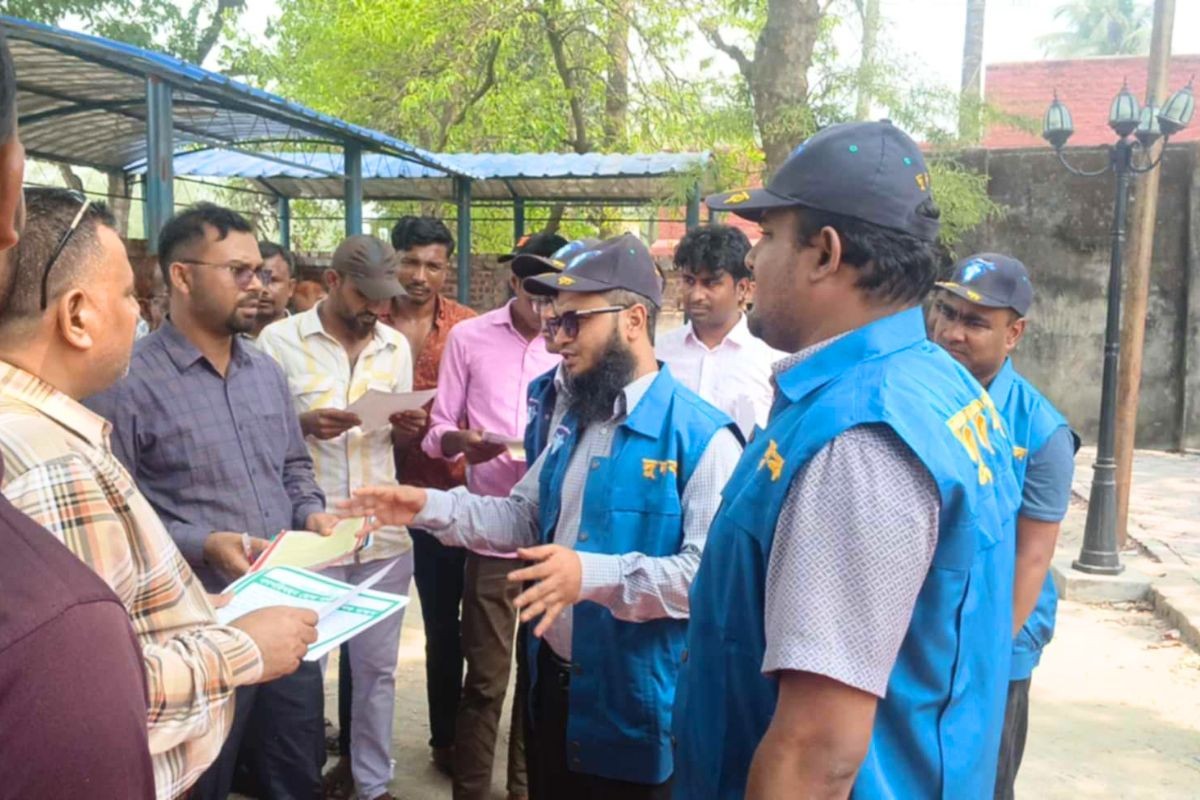দালালচক্রের দৌরাত্ম্য, বগুড়ায় বিআরটিএ অফিসে দুদকের অভিযান