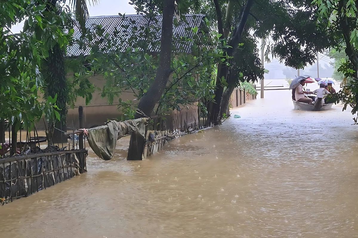উপকূলে পানিবন্দি লাখো মানুষ