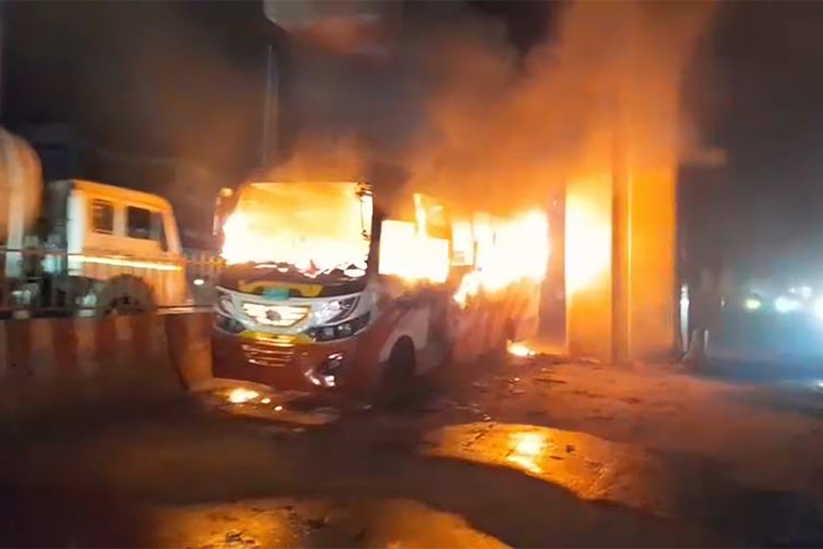 সাভারে লাব্বাইক পরিবহণের বাসে আগুন