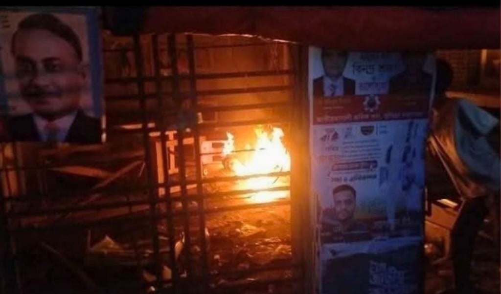 বিএনপি কার্যালয়ে আগুন ও ককটেল বিস্ফোরণ করলো ‘পদবঞ্চিত নেতাকর্মীরা 1747496321 বিএনপি কার্যালয়ে আগুন ও ককটেল বিস্ফোরণ ‘পদবঞ্চিত নেতাকর্মীদের’