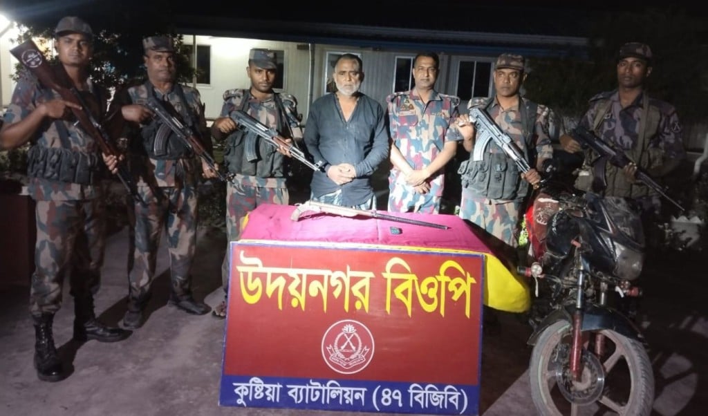 বিজিবির অভিযানে অস্ত্রসহ হত্যা মামলার আসামি গ্রেপ্তার তিন সহযোগী পালিয়ে 1747562614 বিজিবির অভিযানে অস্ত্রসহ হত্যা মামলার আসামি গ্রেপ্তার, তিন সহযোগী পালিয়ে