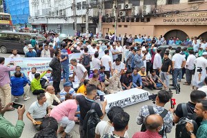 শেয়ারবাজার থেকে ৯০ হাজার কোটি টাকা উধাও: বিনিয়োগকারীদের কফিন মিছিল