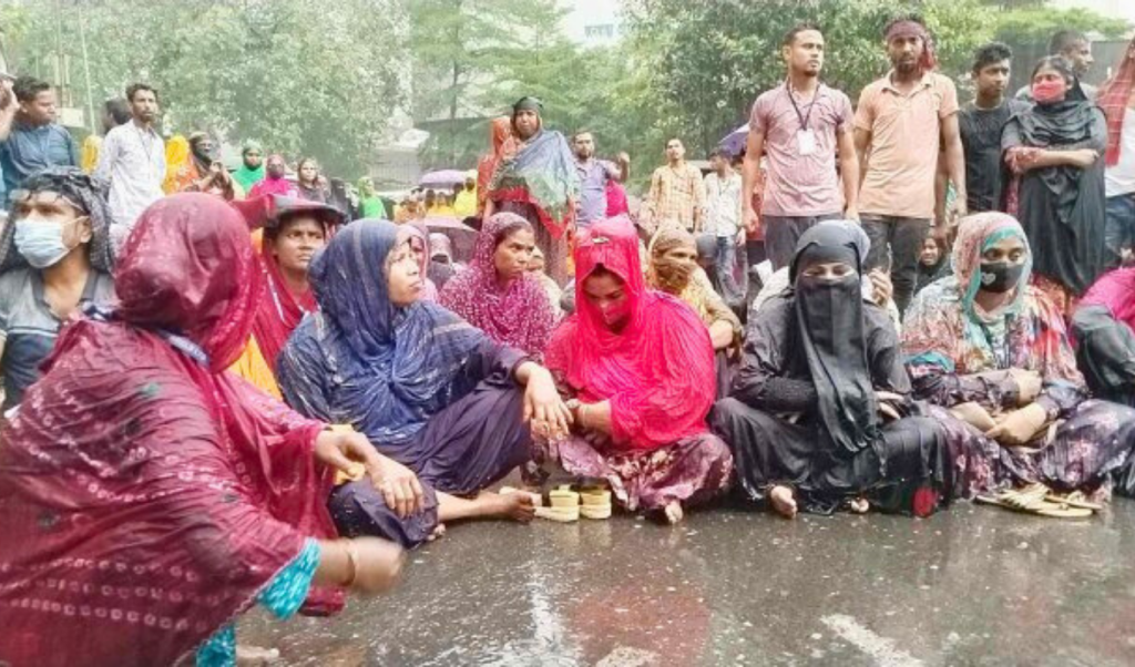 বৃষ্টিতে ভিজেই পোশাকশ্রমিকদের বিক্ষোভ 1747743230 বৃষ্টিতে ভিজেই পোশাকশ্রমিকদের বিক্ষোভ, যমুনায় ৮ সদস্যের প্রতিনিধি দল