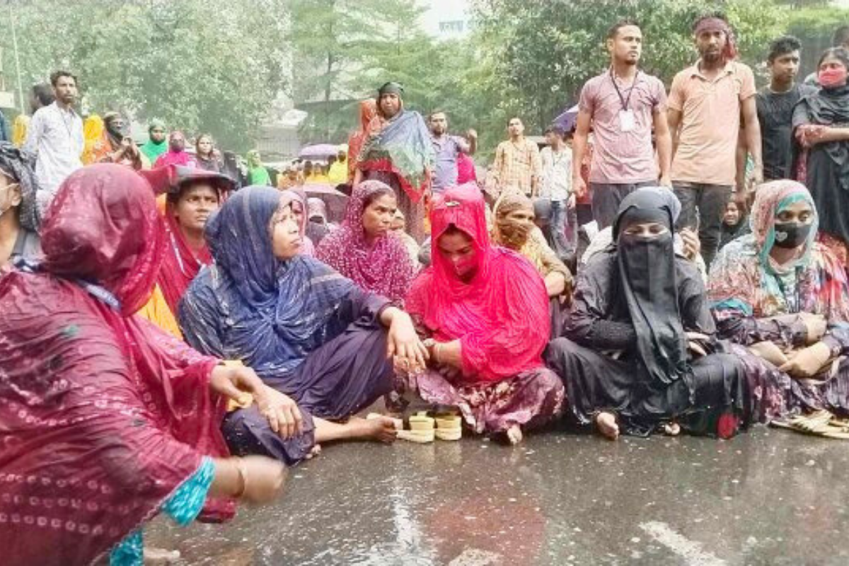 বৃষ্টিতে ভিজেই পোশাকশ্রমিকদের বিক্ষোভ, যমুনায় ৮ সদস্যের প্রতিনিধি দল